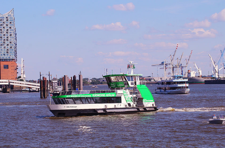 Die HADAG F&auml;hre Waltershof an den St. Pauli Landungsbr&uuml;cken in Hamburg