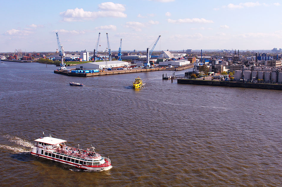 Hafenrundfahrt in Hamburg - Schiffe auf der Elbe