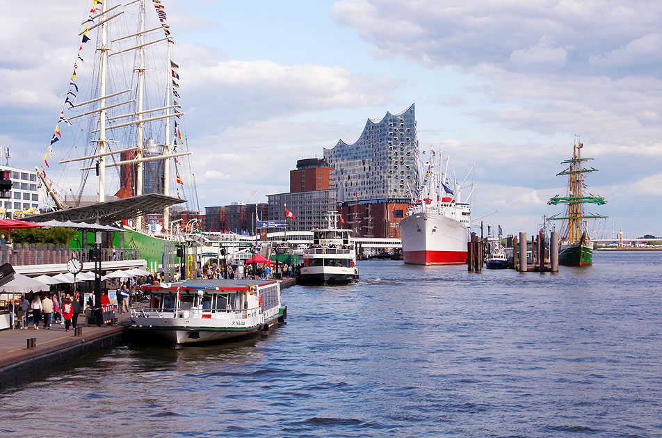 Das HADAG Schiff St. Nikolaus an den St. Pauli Landungsbr&uuml;cken in Hamburg