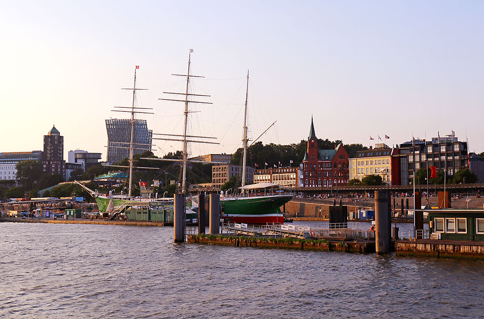 Die Rickmer Rickmers in Hamburg an den Landungsbr&uuml;cken