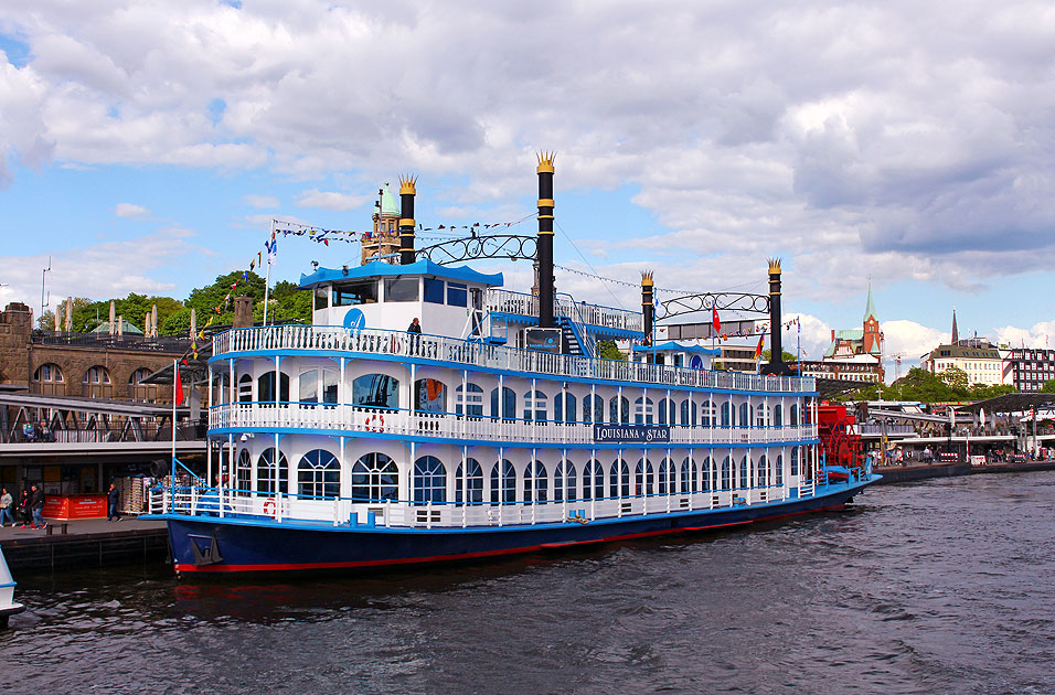 Das Schiff Louisiana Star der Reederei Rainer Abicht auf der Elbe am Anleger der St. Pauli Landungsbr&uuml;cken in Hamburg