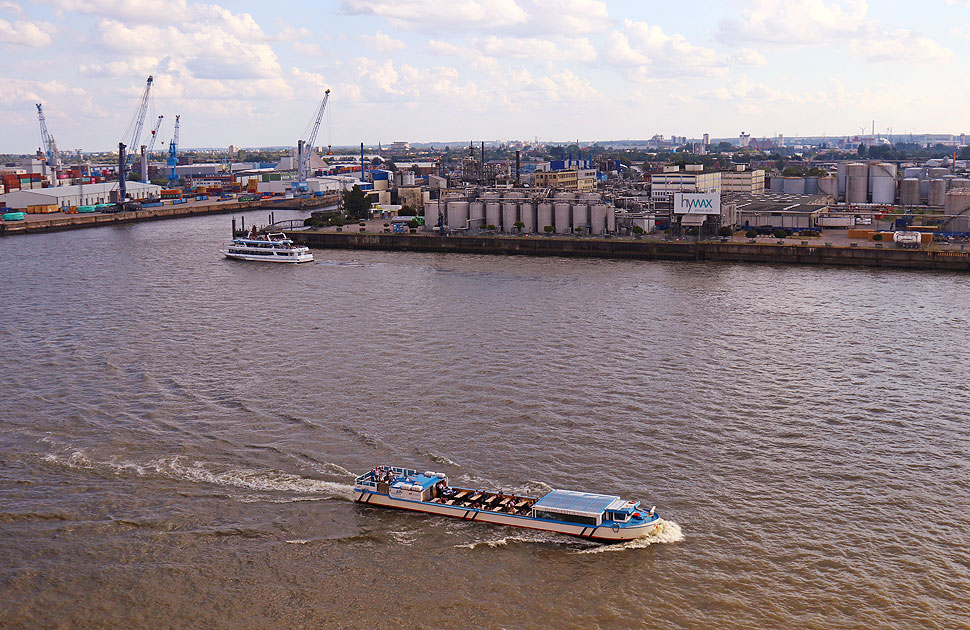 Das Abicht-Schiff Klein Fritzchen auf der Elbe in Hamburg