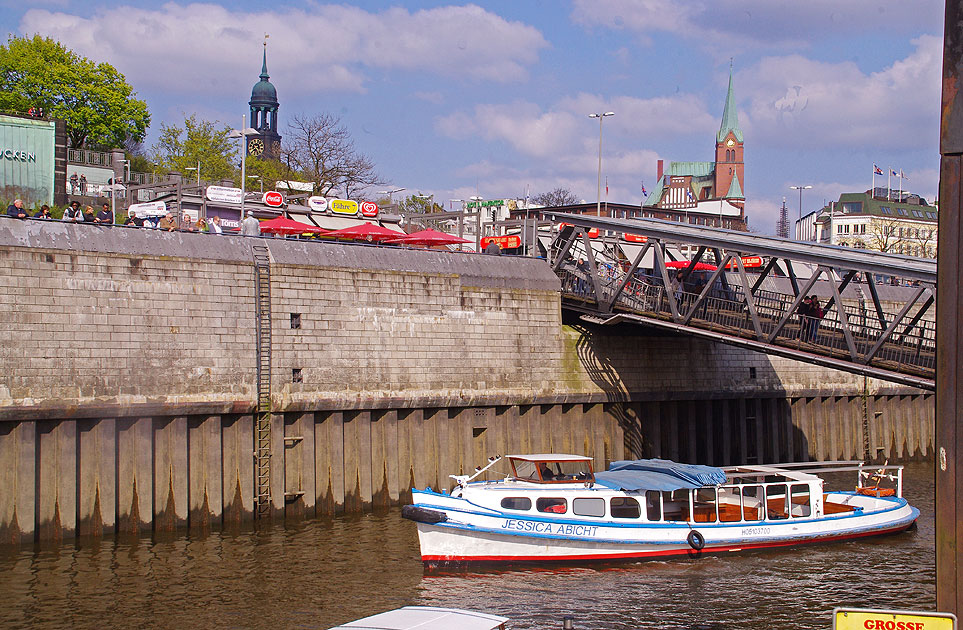 Die Barkasse Jessica Abicht an den St. Pauli Landungsbr&uuml;cken in Hamburg