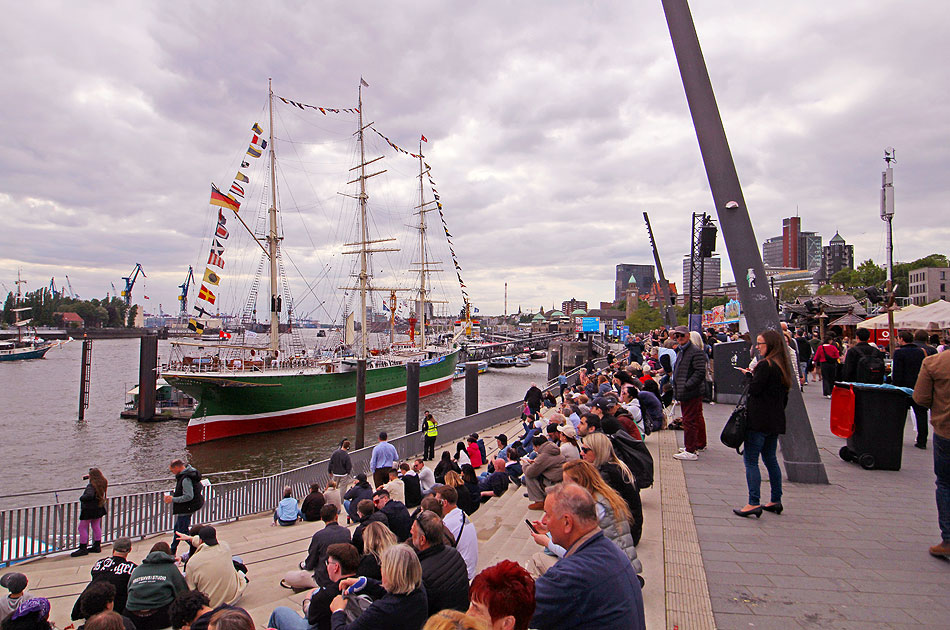 Die Rickmer Rickmers in Hamburg w&auml;hrend dem Hafengeburtstag