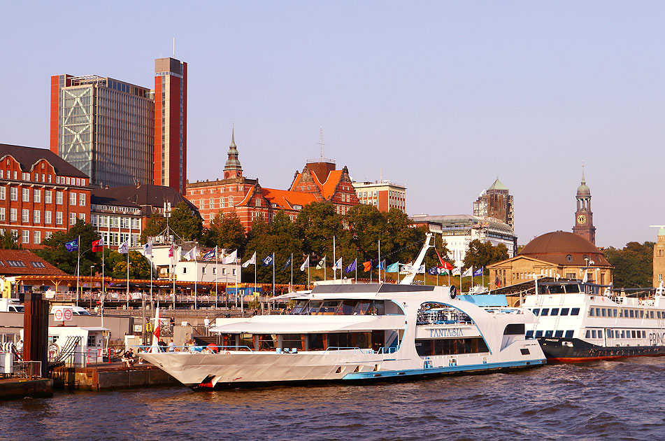 Die Fantasia von Abicht an den St. Pauli Landungsbr&uuml;cken in Hamburg auf der Elbe