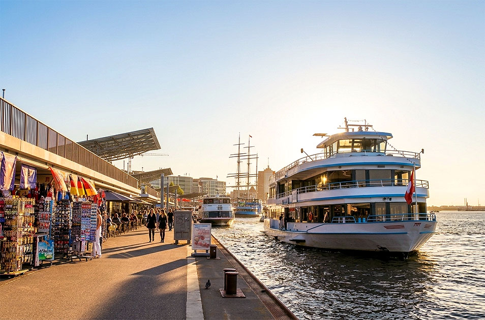 Das Abicht Schiff La Paloma an den St. Pauli Landungsbr&uuml;cken in Hamburg