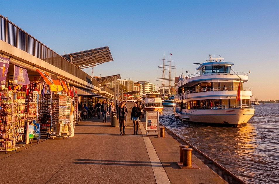 Das Abicht Schiff La Paloma an den St. Pauli Landungsbr&uuml;cken in Hamburg