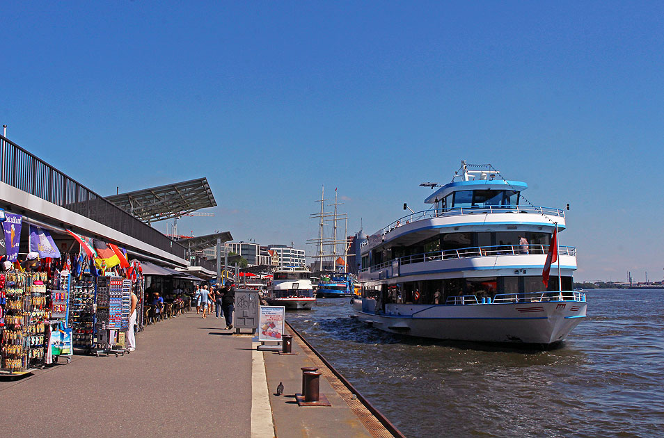 Das Abicht Schiff La Paloma an den St. Pauli Landungsbr&uuml;cken in Hamburg