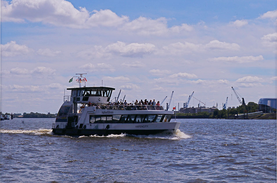 Das HADAG Schiff Hafencity in Hamburg auf der Elbe