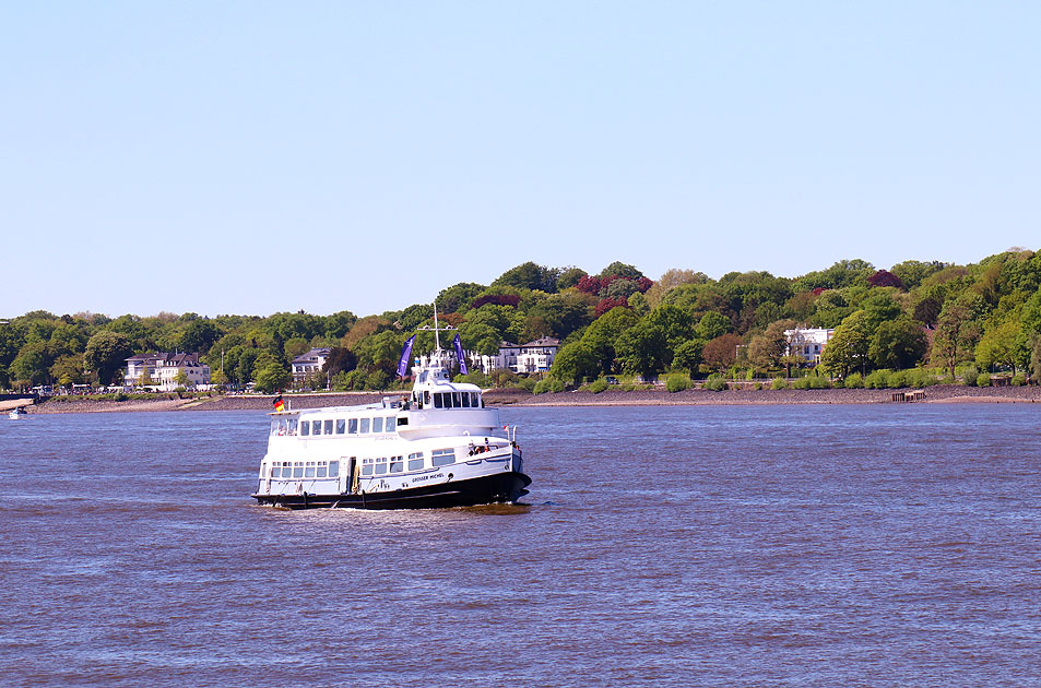 Das ehemalige HADAG Schiff Gro&szlig;er Michel in Hamburg auf der Elbe