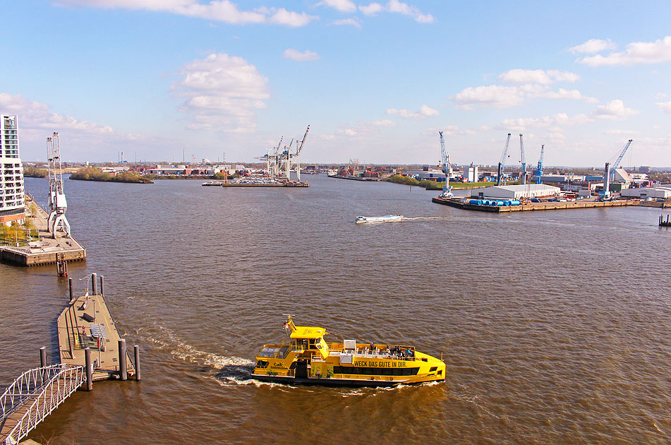 Die HADAG-F&auml;hre Grasbrook am Anleger Elbphilharmonie