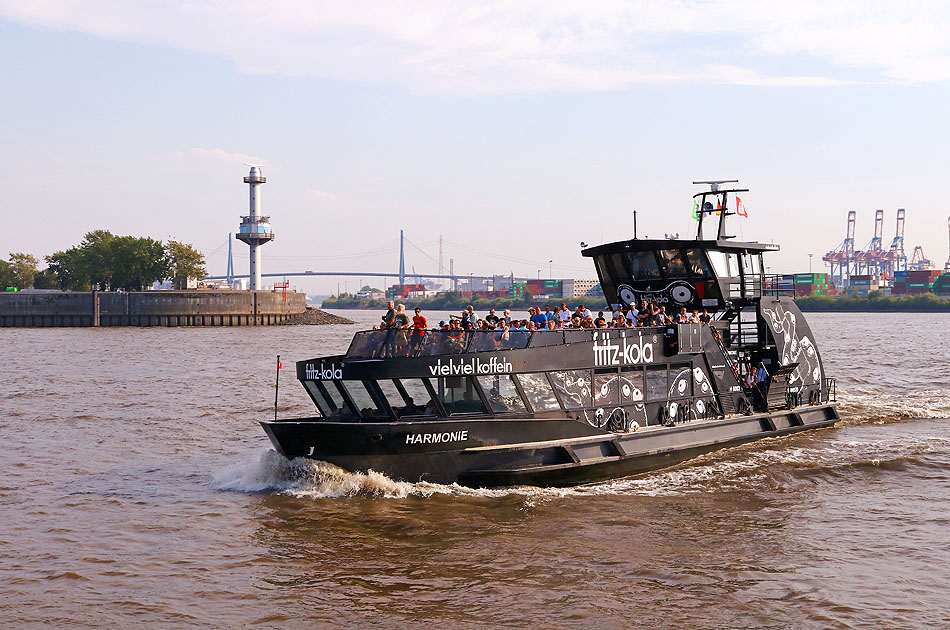 Die HADAG F&auml;hre Harmonie in Hamburg auf der Elbe