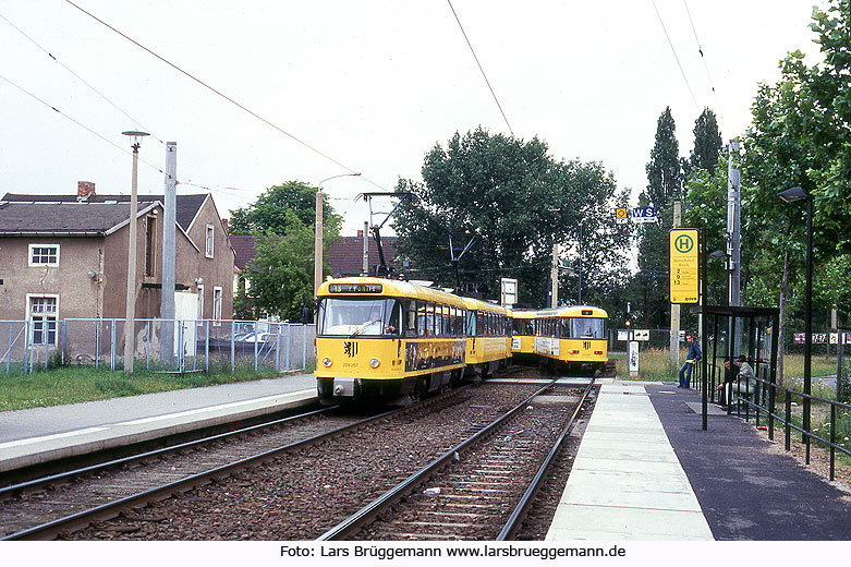 Die Haltestelle Betriebshof Reick - heute Mügelner Straße der Straßenbahn in Dresden mit Tatra