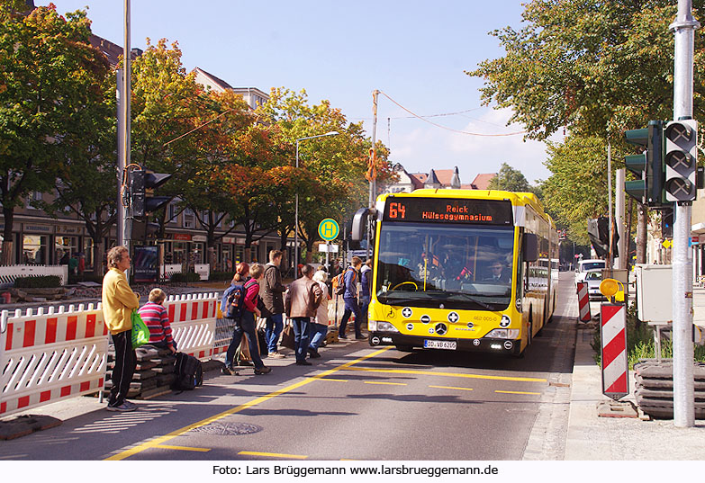 Die Straßenbahn in Dresden an der Haltestelle Mosenstraße