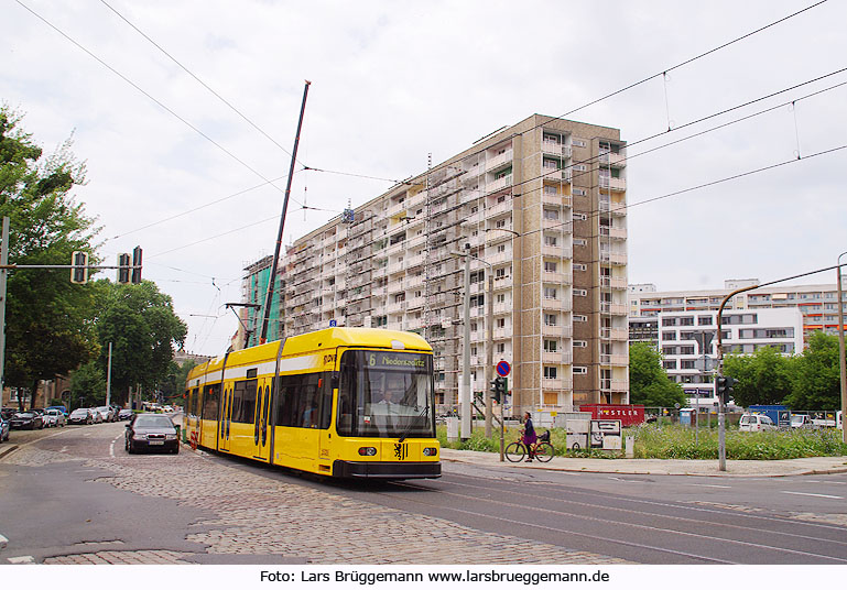 Die Straßenbahn in Dresden an der Haltestelle Permoserstraße