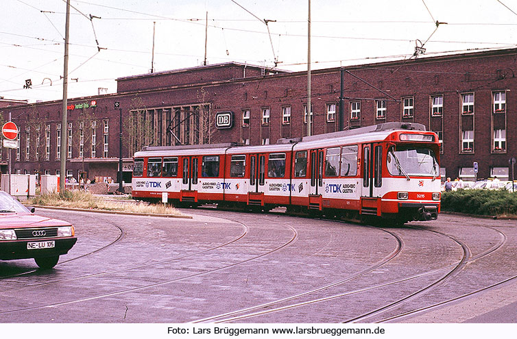 Die Straßenbahn in Düsseldorf vor dem Hauptbahnhof