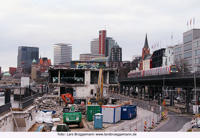 Ein Hochbahn DT5 zwischen den Haltestellen Baumwall und Landungsbrücken