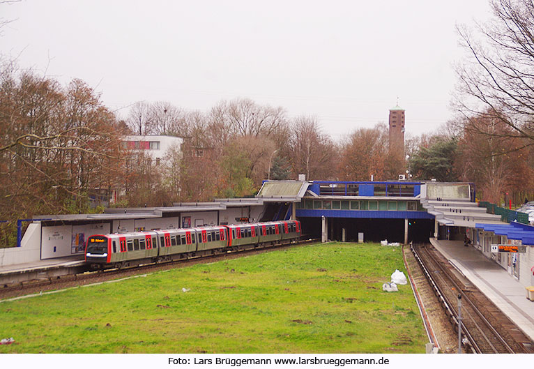 Ein Hochbahn DT5 in der Haltestelle Legienstraße