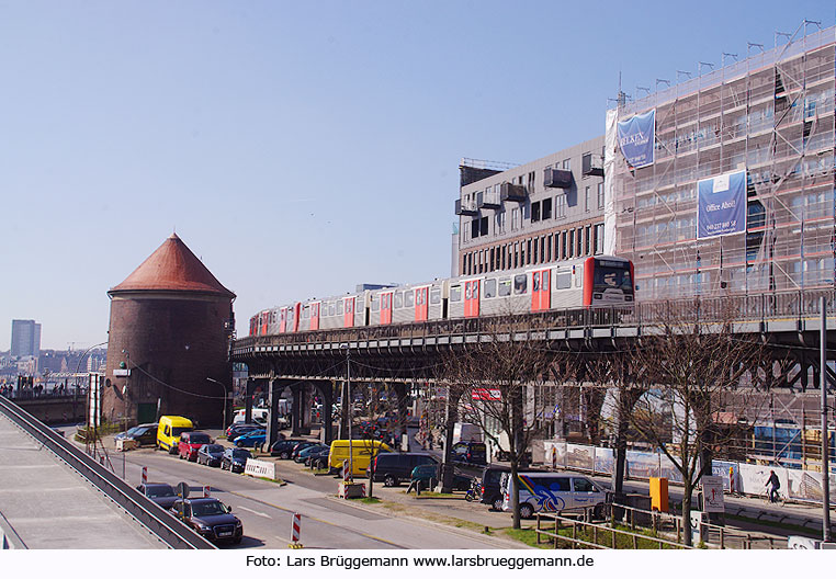 Hochbahn DT3 zwischen Landungsbrücken und Baumwall