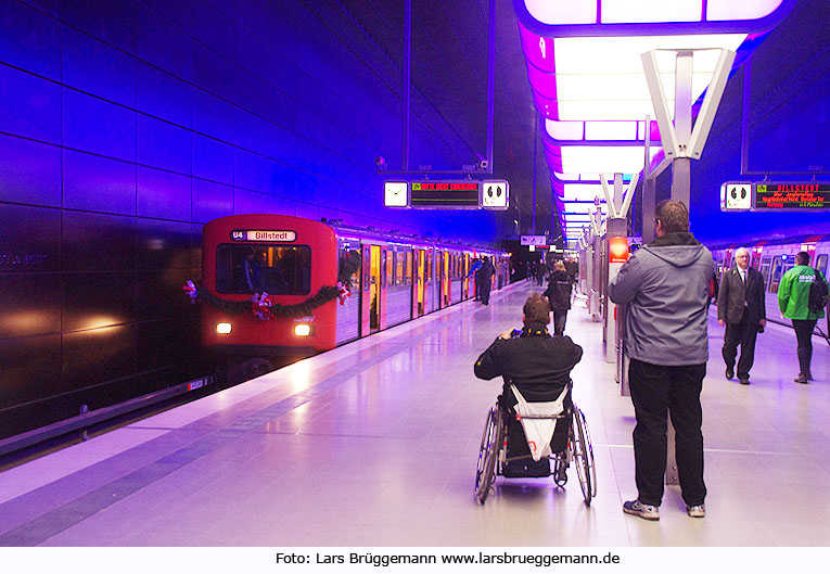 Hochbahn DT2 in der Haltestelle Hafencity Universität