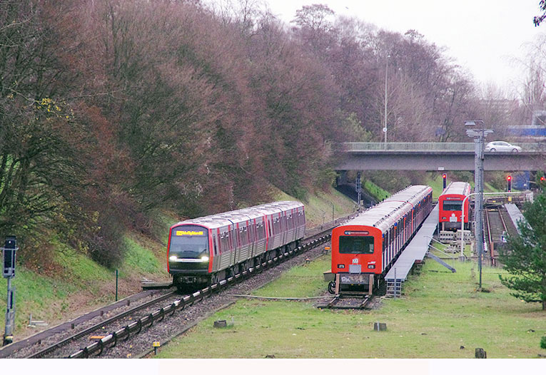 Ein Hochbahn DT5 fährt an abgestellten DT2 in Billstedt vorbei