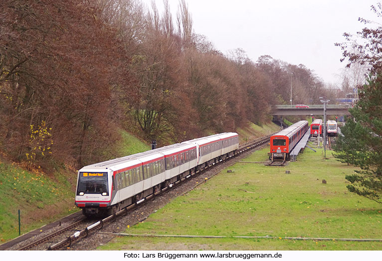 Hochbahn DT4 an der Haltestelle Legienstraße