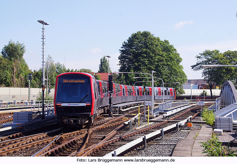 Ein Hochbahn DT 5 - U-Bahn - Bahnhof Barmbek in Hamburg