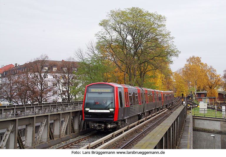 Ein Hochbahn DT5 im Bahnhof Kellinghusenstraße in Hamburg