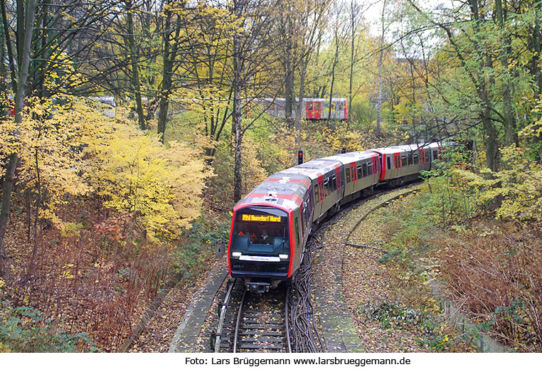 Hochbahn DT5 am Schlump in der Verbindungskurve zur Christuskirche