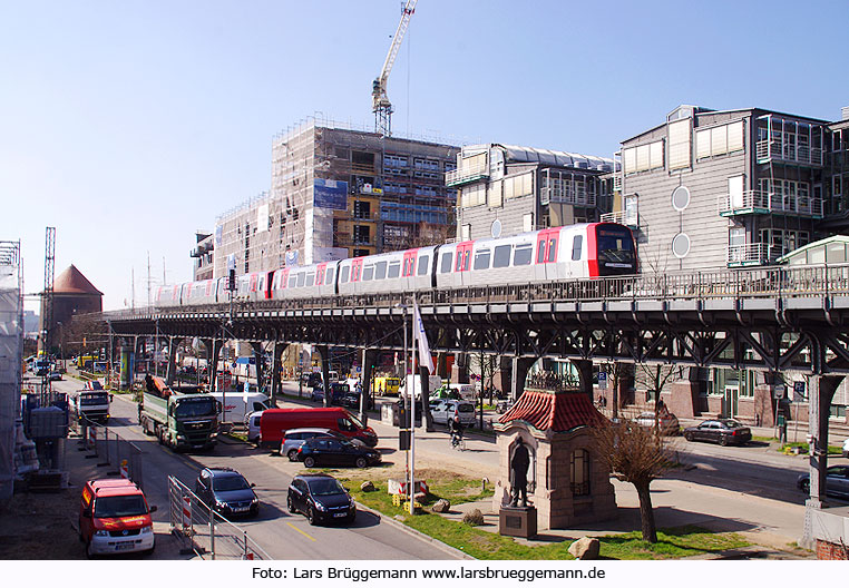 Hamburger Hochbahn DT5 zwischen Landungsbrücken und Baumwall mit dem Siel-Einstiegshäuschen am Baumwall