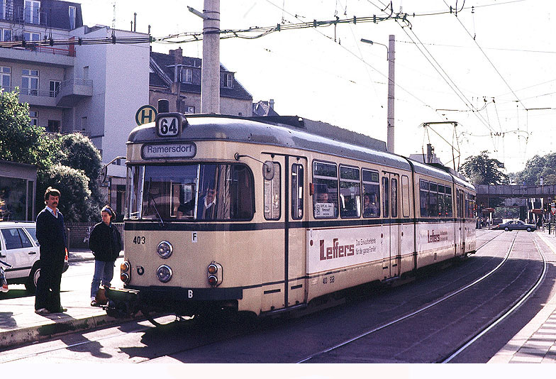 Die Straßenbahn in Bonn an der Haltestelle Landgericht