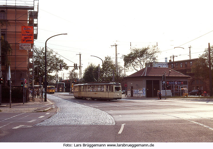 Die Straßenbahn in Dresden am Bahnhof Neustadt - der LOWA Museumswagen