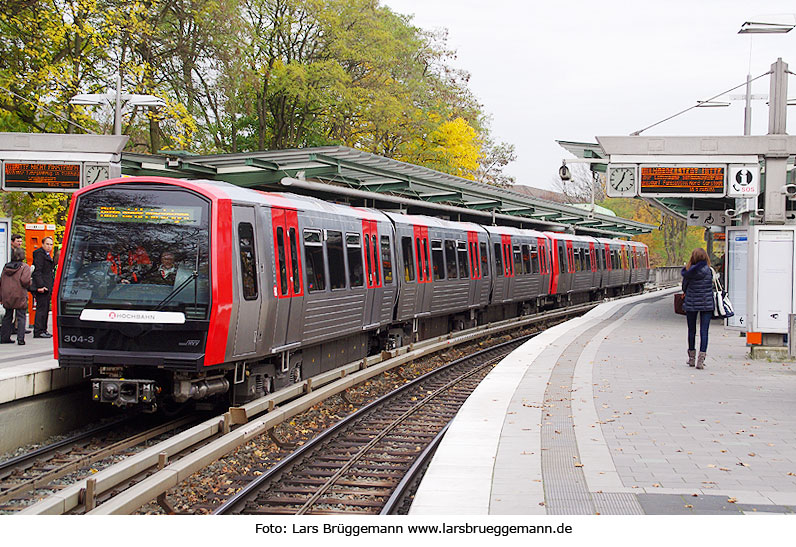 Ein Hochbahn DT5 im Bahnhof Kellinghusenstraße in Hamburg