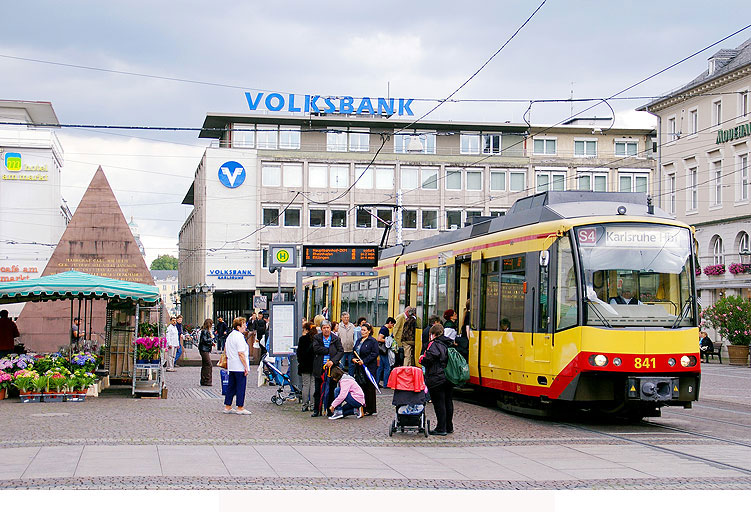 Die Straßenbahn in Karlsruhe an der Haltestelle Marktplatz