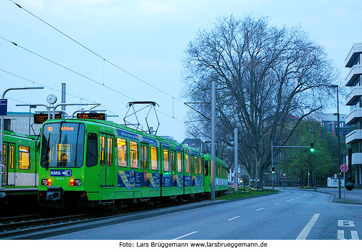 Die Straßenbahn / Stadtbahn in Hannover an der Haltestelle Aegidentorplatz