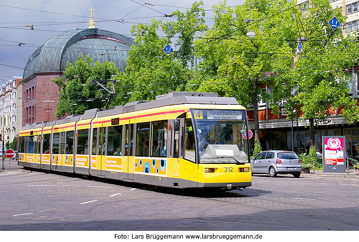 Die Straßenbahn in Karlsruhe an der Haltestelle Mathystraße