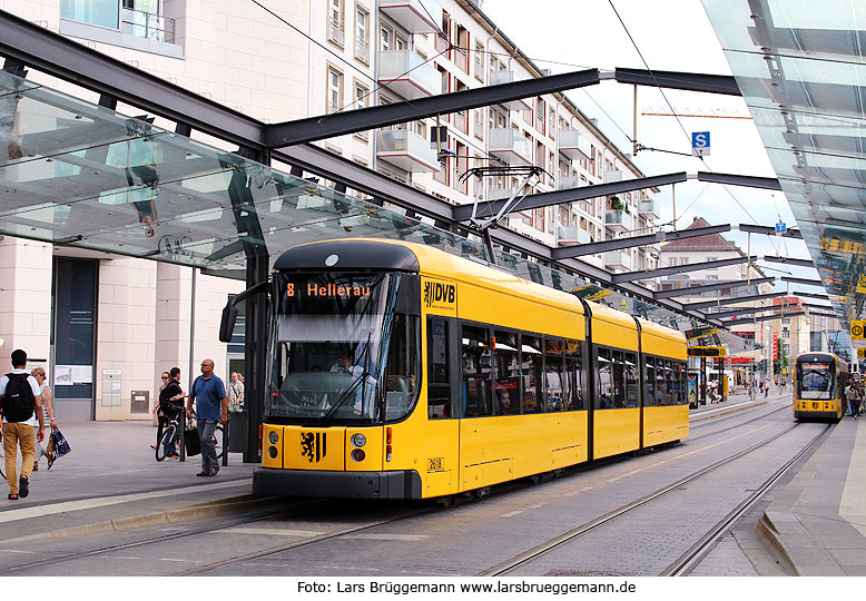 Der DVB 2618 an der Haltestelle Postplatz der Straßenbahn in Dresden