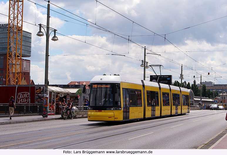 Eine Straßenbahn in Berlin am Bahnhof Warschauer Straße