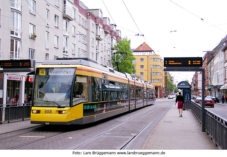 Die Straßenbahn in Karlsruhe an der Haltestelle Mathystraße