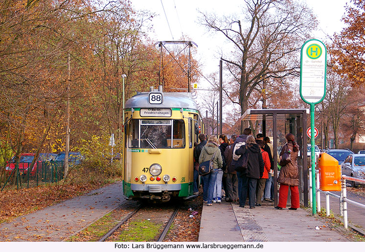 Die Schöneiche-Rüdersdorfer Straßenbahn an der Haltestelle Friedrichshagen