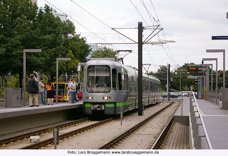 Die Stadtbahn / Straßenbahn in Hannover an der Haltestelle