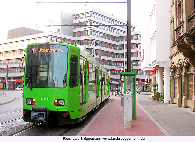 Die Straßenbahn in Hannover an der Haltestelle Thielenplatz / Schauspielhaus