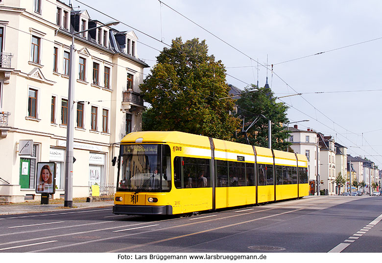 Die Straßenbahn in Dresden an der Haltestelle Gottleubaer Straße