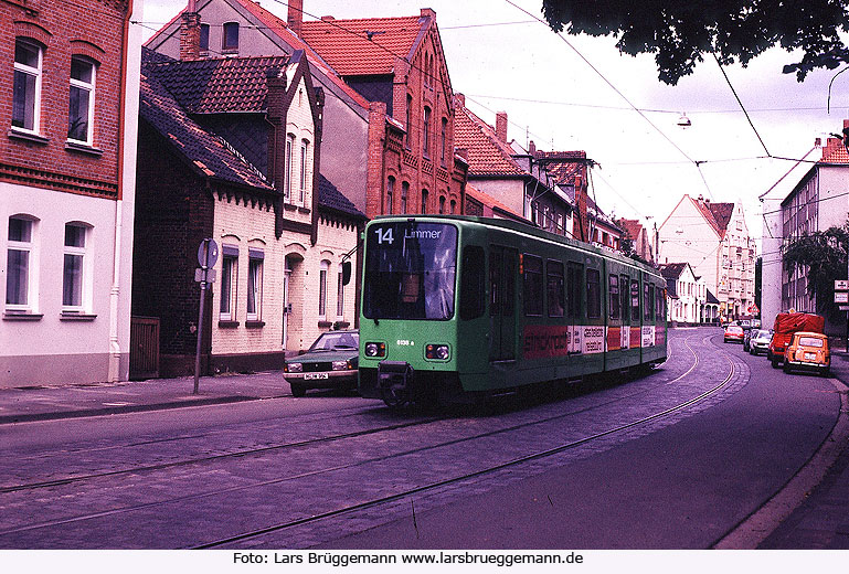 Die Straßenbahn in Hannover an der Haltestelle LImmer heute Brunnenstraße