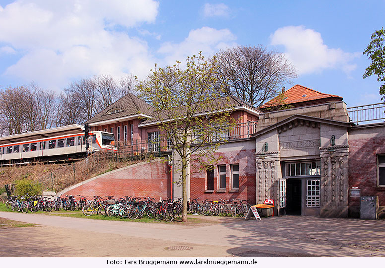 Die U-Bahn Haltestelle Hudtwalckerstraße mit einem DT4