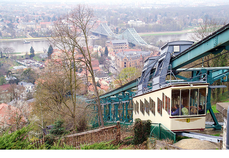 Schwebebahn in Dresden mit dem Blauen Wunder