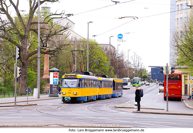 Tatra Straßenbahn in Leipzig an der Haltestelle Hauptbahnhof