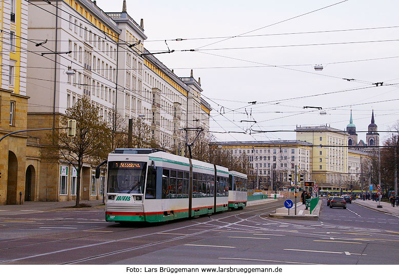 Die Straßenbahn in Magdeburg an der Haltestelle City Carre