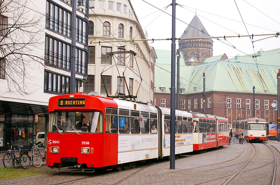 Die Straßenbahn in Bremen an der Haltestelle Domsheide - ein Wegmann-Gelenktriebwagen