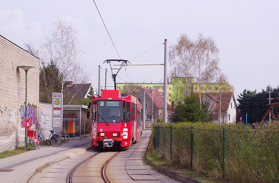 Die Straßenbahn in Cottbus an der Haltestelle Schmellwitz, Anger